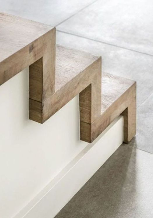 鋸齒形的木制樓梯
